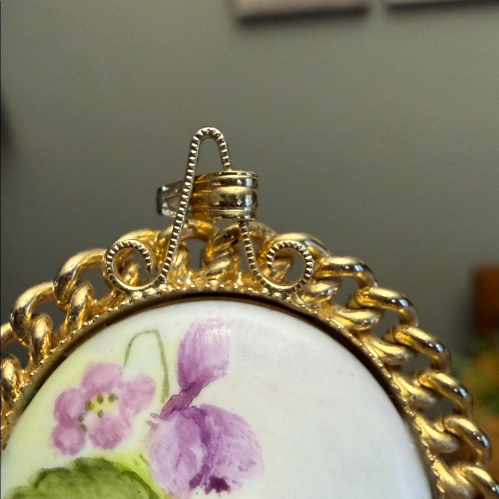 Vintage 1970s Hand Painted Ceramic Cabochon Rolled Gold African Violets Pendant - Picture 8 of 8
